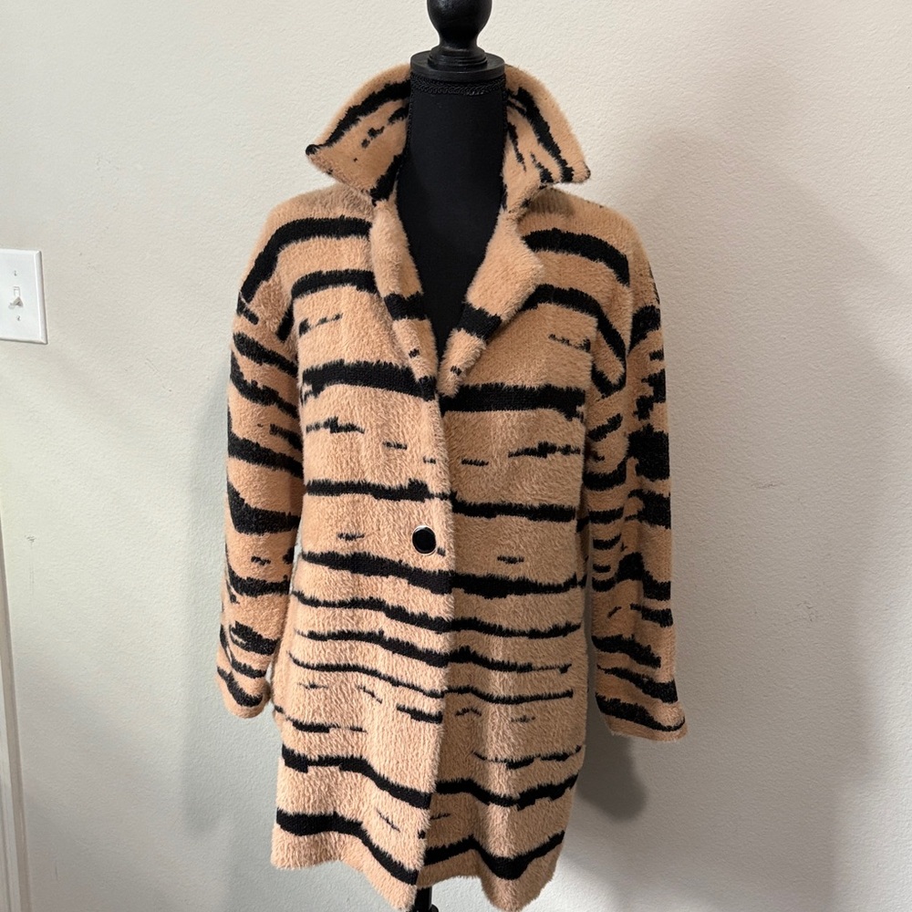Animal print furry sweater / coat / jacket
Cozy
Furry
Warm - Picture 3 of 6